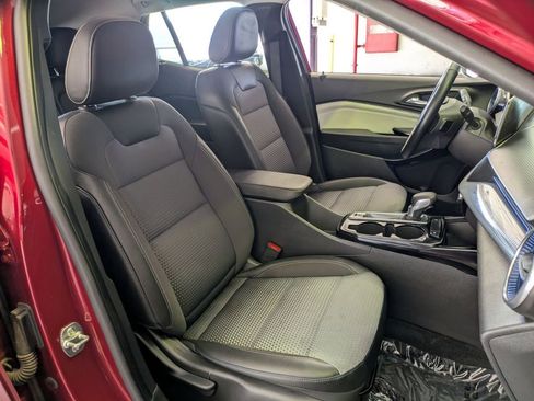Used 2025 Chevrolet Trax LT w/ LT Convenience Package FWD image 28