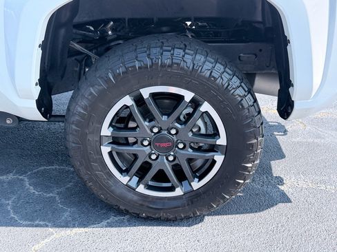 Used 2025 Toyota Tacoma TRD Sport AWD/4WD image 32