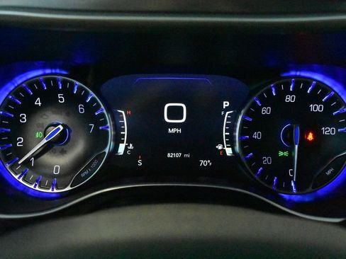 Used 2023 Chrysler Pacifica Touring-L FWD image 19