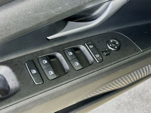 Used 2022 Hyundai Elantra SEL image 16