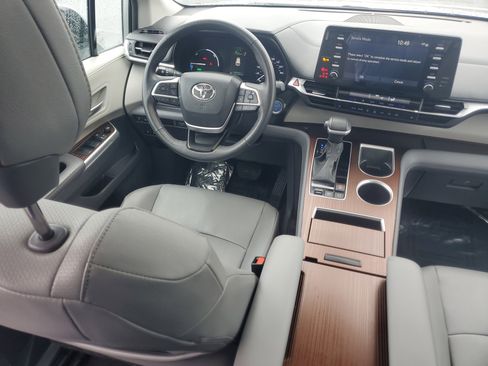 Certified 2024 Toyota Sienna XLE image 15