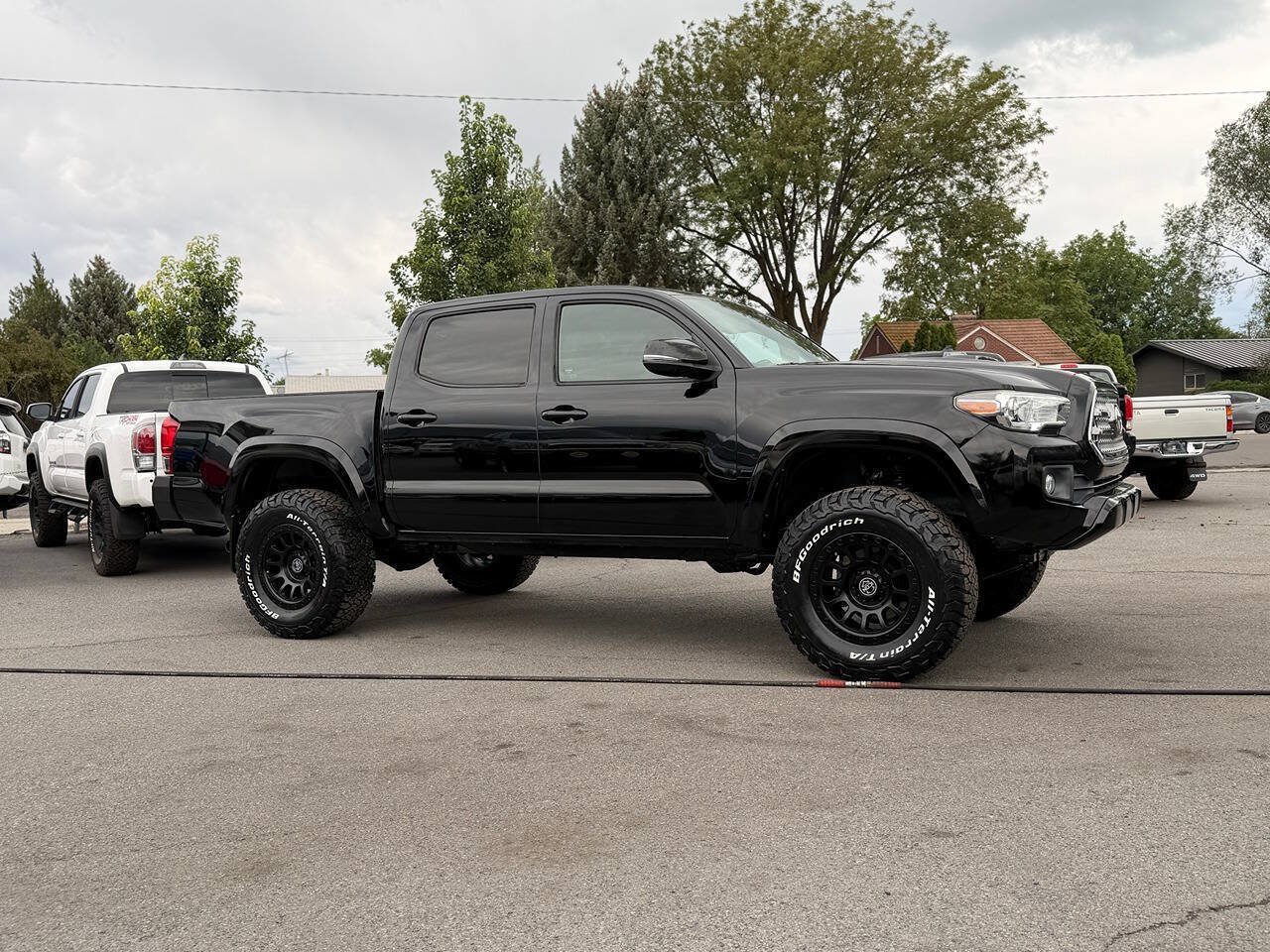 Used 2017 Toyota Tacoma TRD Sport w/ Premium & Technology Package AWD/4WD image 8