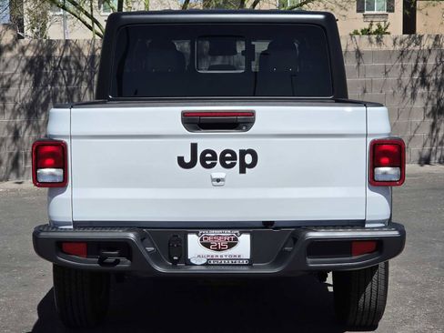 Used 2025 Jeep Gladiator Sport image 8