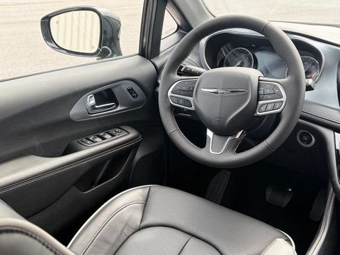 New 2026 Chrysler Pacifica Limited w/ Uconnect Theater Family Group FWD image 74