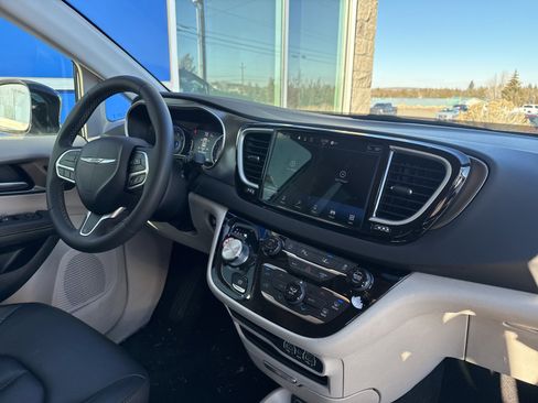 Used 2024 Chrysler Pacifica Touring-L image 13