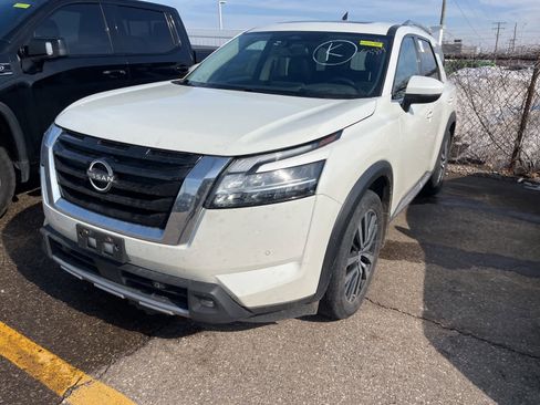 Used 2022 Nissan Pathfinder Platinum image 2