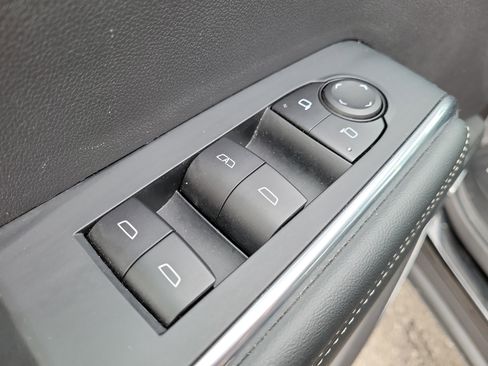 Used 2025 GMC Acadia Elevation image 18