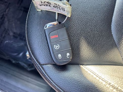 Used 2025 Jeep Compass Limited image 22