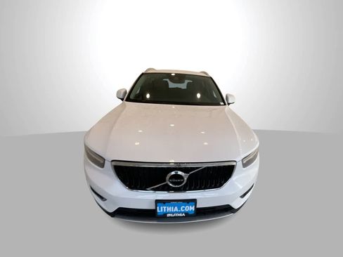 Used 2022 Volvo XC40 T5 Momentum image 3