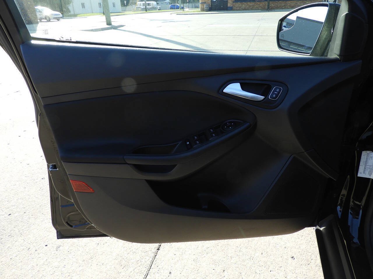 Used 2018 Ford Focus SE w/ Cold Weather Package FWD image 16