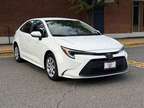 Used 2025 Toyota Corolla LE FWD image 5