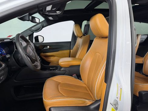 Used 2023 Chrysler Pacifica Pinnacle image 22