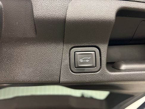 Certified 2023 GMC Acadia SLE w/ Driver Convenience Package image 7