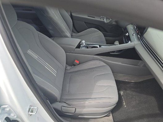 Used 2023 Hyundai Elantra SEL w/ Convenience Package FWD image 11