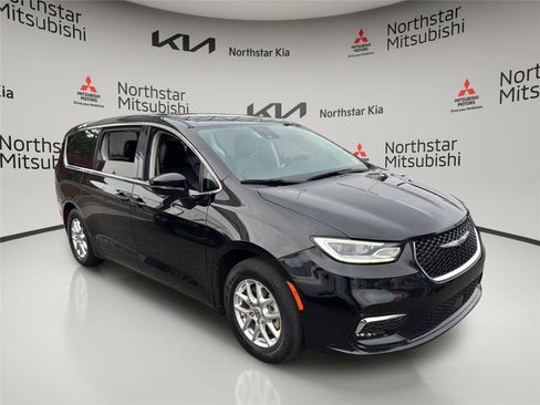 Used 2024 Chrysler Pacifica Touring-L FWD image 7