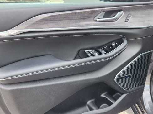 Used 2022 Jeep Grand Cherokee Overland AWD/4WD image 6