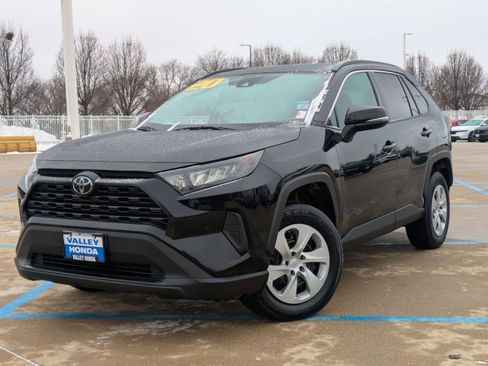 Used 2020 Toyota RAV4 LE image 2