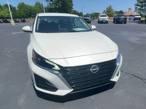 Used 2023 Nissan Altima 2.5 SV FWD image 3