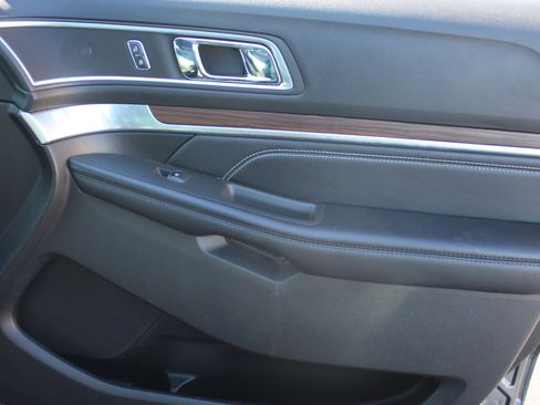 Used 2017 Ford Explorer Limited image 35