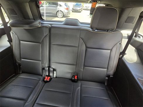 Used 2023 GMC Yukon SLT w/ SLT Premium Package image 18