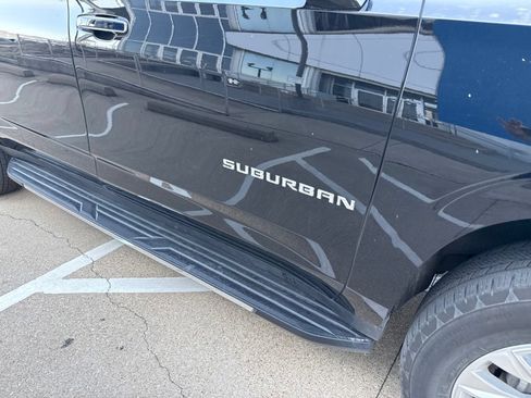 Used 2025 Chevrolet Suburban Premier AWD/4WD image 6