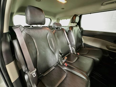 Used 2025 Kia Carnival EX FWD image 28