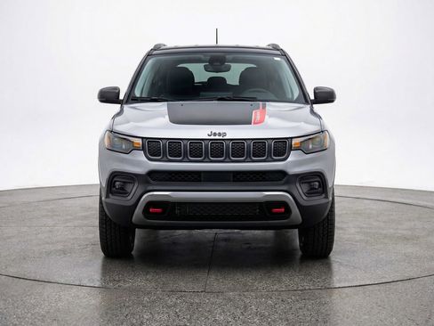 Used 2025 Jeep Compass Trailhawk AWD/4WD image 2