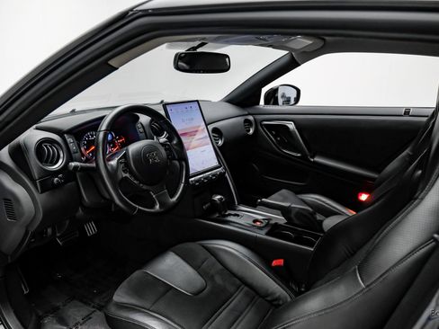Used 2013 Nissan GT-R Premium image 36