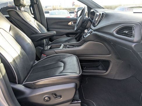 Used 2023 Chrysler Pacifica Limited w/ Uconnect Theater Family Group image 20