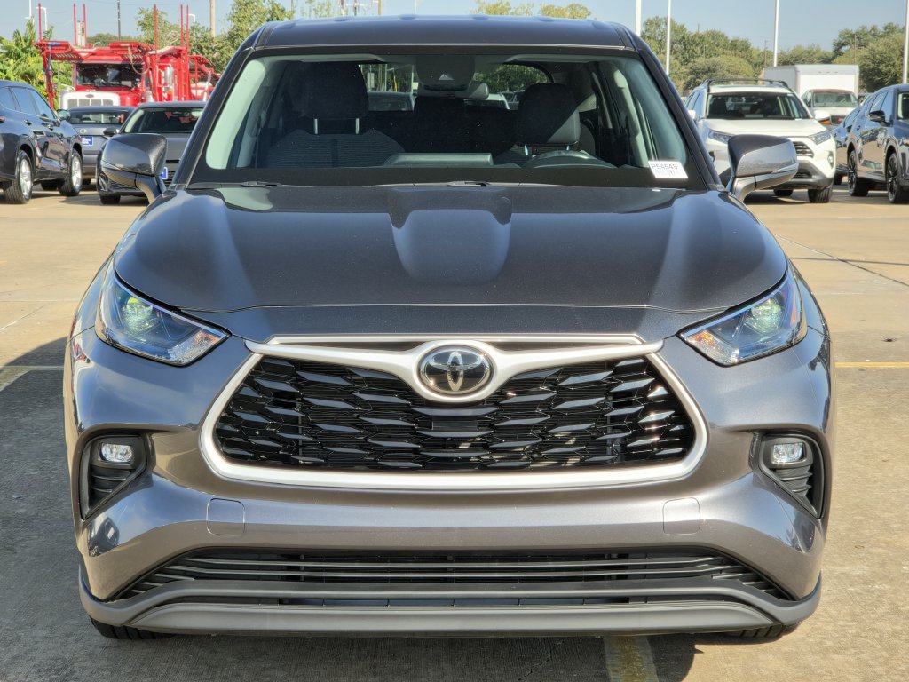 Used 2025 Toyota Highlander LE FWD image 3