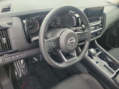 Used 2025 Nissan Pathfinder SV FWD image 9