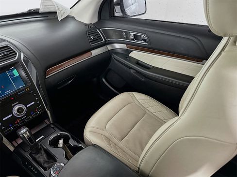 Used 2019 Ford Explorer Platinum image 25