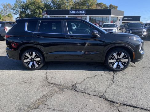 New 2025 Mitsubishi Outlander SE image 2