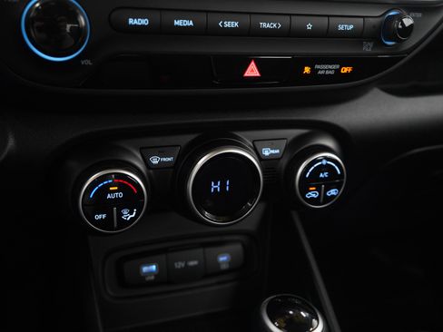 Certified 2025 Hyundai Venue SEL image 22