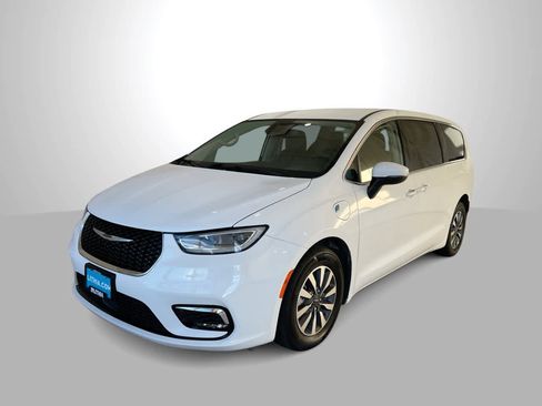 Used 2023 Chrysler Pacifica Touring-L FWD image 1