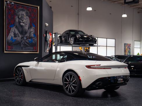 Used 2018 Aston Martin DB11 V12 RWD image 8