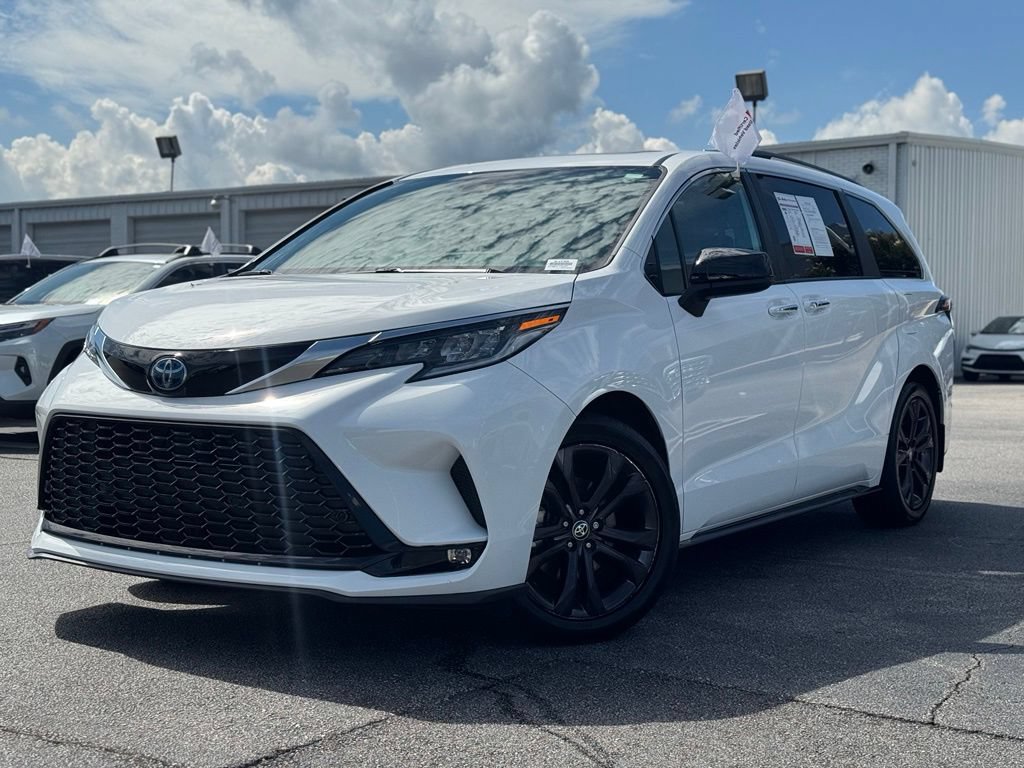 Used 2024 Toyota Sienna XSE FWD image 6