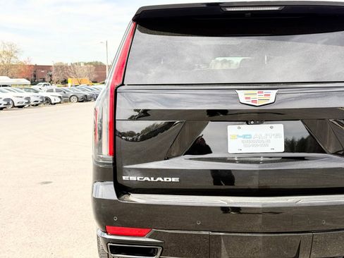Used 2023 Cadillac Escalade ESV Sport AWD/4WD image 12