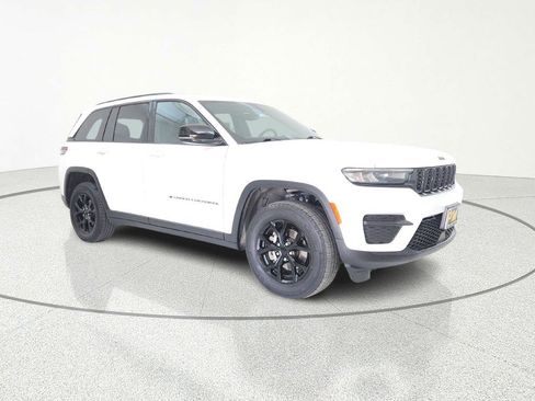 Used 2024 Jeep Grand Cherokee Altitude image 1