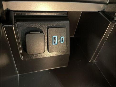 Used 2022 Ford Explorer XLT image 28