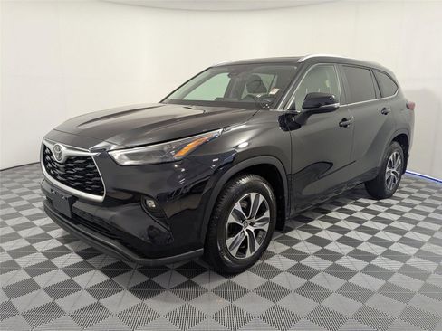 Certified 2023 Toyota Highlander XLE image 2