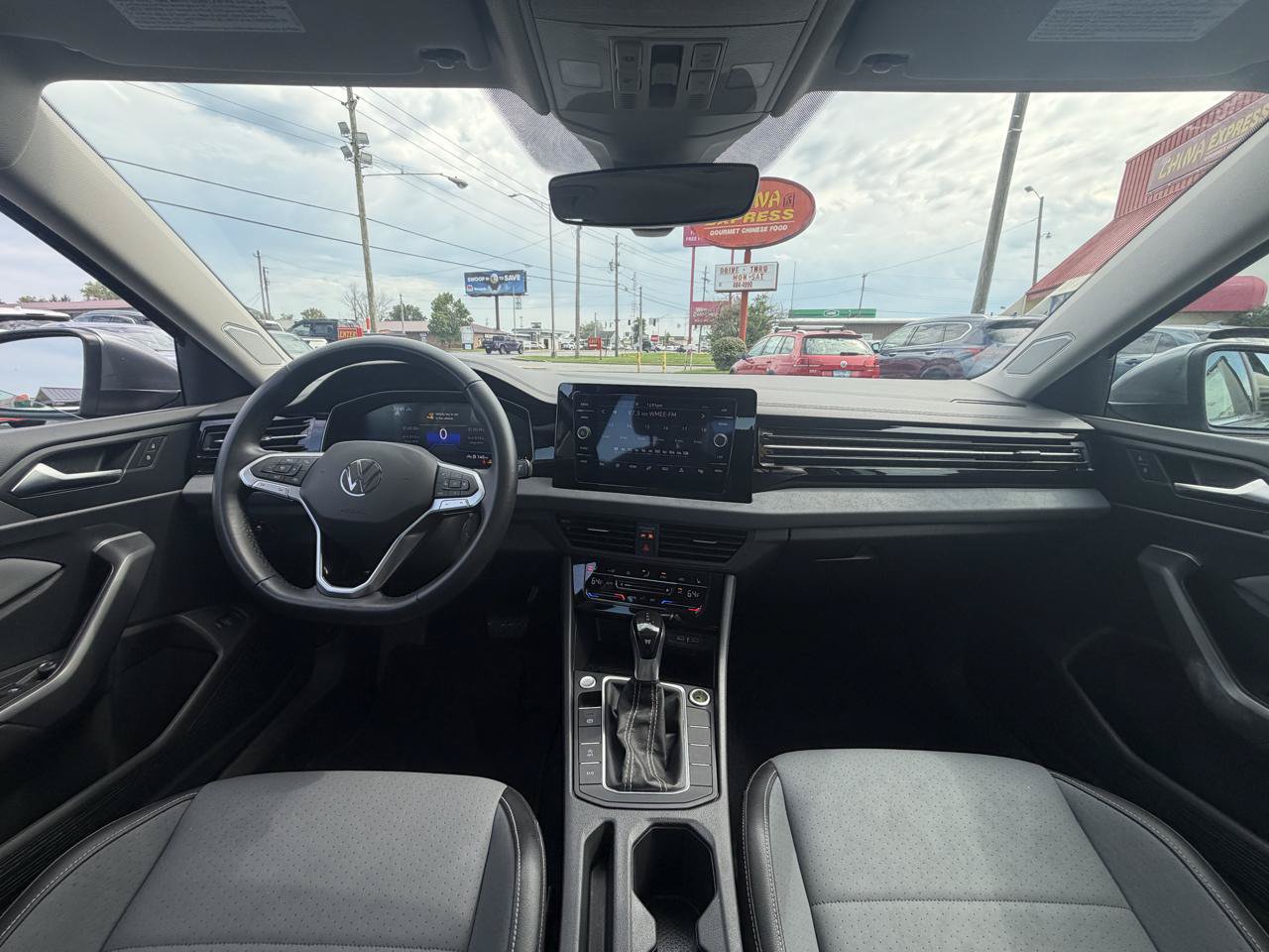 Used 2025 Volkswagen Jetta SE FWD image 14