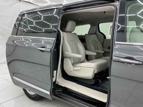Used 2018 Chrysler Pacifica Touring-L FWD image 23