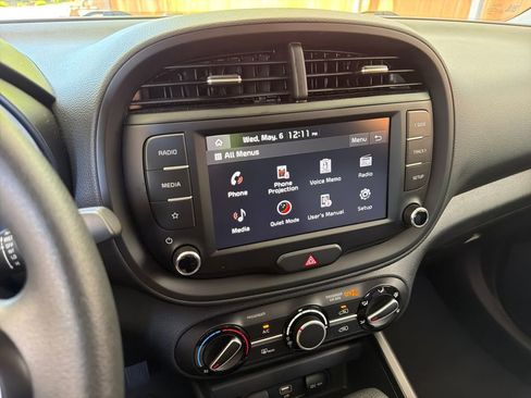 Used 2025 Kia Soul LX w/ LX Technology Package FWD image 23