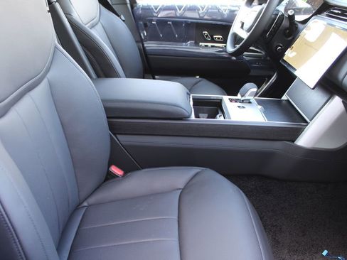 New 2026 Land Rover Range Rover Long Wheelbase SE image 3