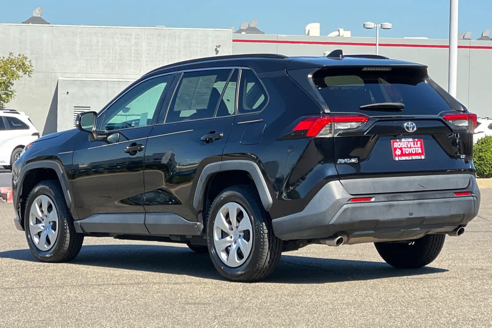 Used 2021 Toyota RAV4 LE FWD image 7