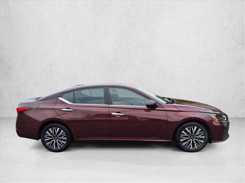 Used 2025 Nissan Altima 2.5 SV FWD image 4