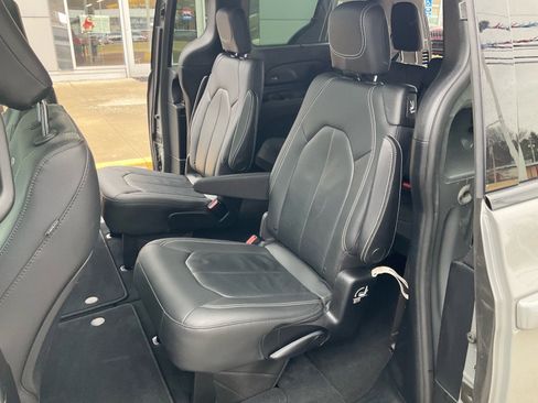 Used 2021 Chrysler Pacifica Touring-L w/ Premium & Safety Sphere Group image 19