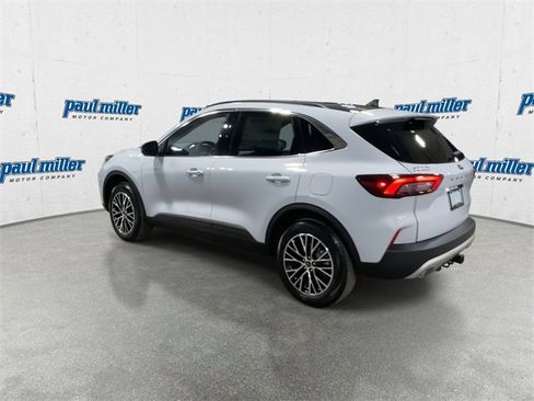 Used 2025 Ford Escape SE w/ PHEV Premium Package image 9