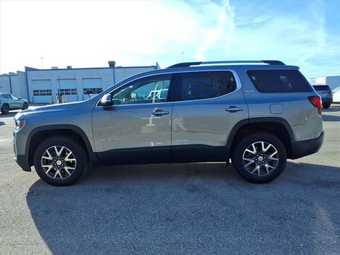 Used 2023 GMC Acadia SLE w/ Driver Convenience Package image 4